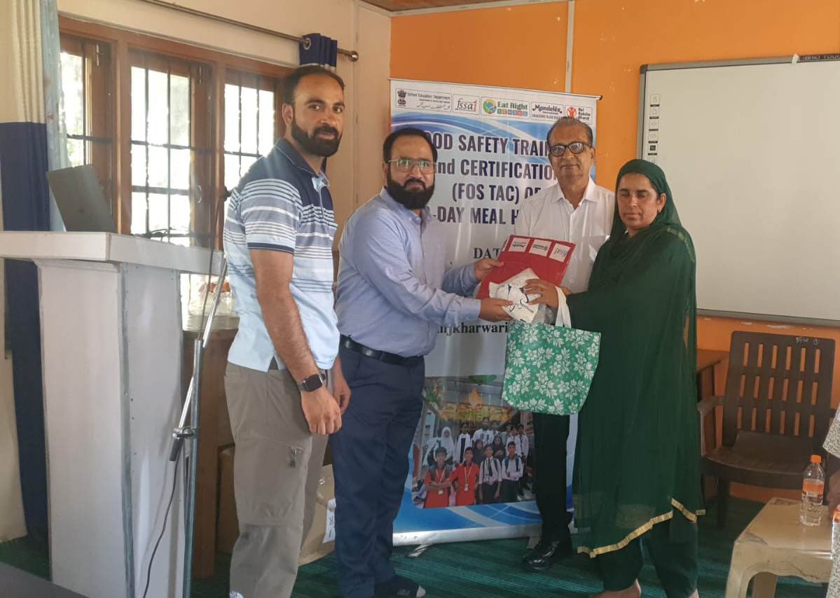 #FoSTaC training empowered over 100 Mid-Day Meal Cooks in the #Kashmir Division. The training focused on food safety and hygiene, ensuring safe and nutritious meals for children.
This is a step towards a healthier &amp; safer future for students across the region! #FSSAIinStates