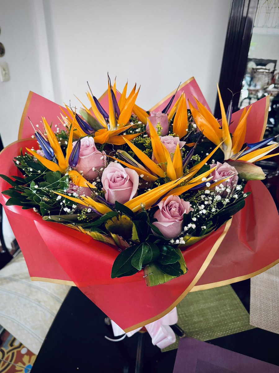 Me trajeron un ramo de mis flores favoritas. SOY EL MÁS FELIZ 🧡💜🥹