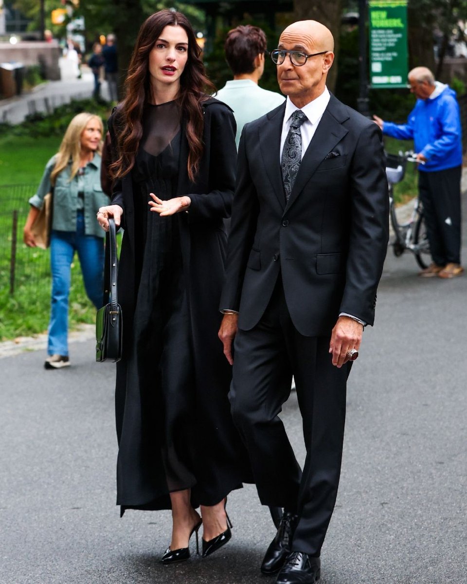 vogueturkiye's tweet image. #AnneHathaway ve #StanleyTucci, #DevilWearsPrada 2’nin New York’taki setinde görüntülendiler. #AndySachs rolündeki Hathaway'in #Khaite organze maksi boy bir elbise giyerken aksesuar olarak #Coach Empire Carryall 34 çanta taktığı ve #Aquazzura’dan topuklu ayakkabılar giydiği