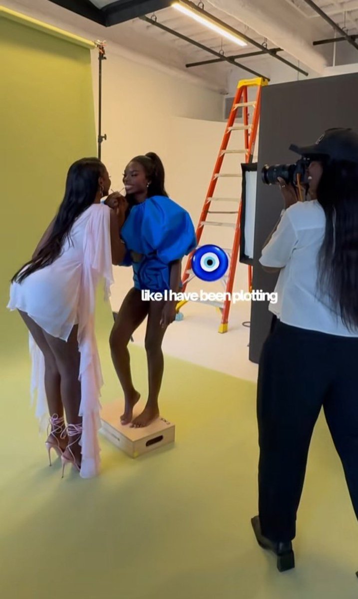 NATERERUN's tweet photo. They had Olandria on a stepping stool so she can be the same height as Chelley 😭❤️ https://t.co/UqUBpH3SPX