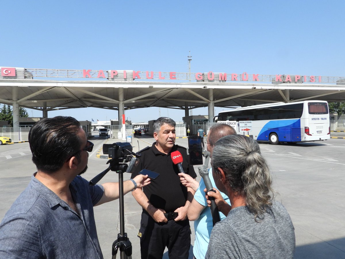 📍 Kapıkule Kara Hudut Kapısı
🚗💨 Yolunuz açık olsun!

İl Emniyet Müdürümüz Sayın Onur KARABURUN 2025 yılı içerisinde ülkemizden çıkışların en yoğun olduğu günde Kapıkule Kara Hudut Kapısı’nda inceleme ve denetimlerde bulundu.
Hudut kapısından çıkış yapan gurbetçi