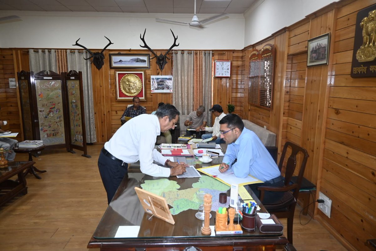मतदान केंद्रों के युक्तिकरण पर बैठक आयोजित
भारत निर्वाचन आयोग के दिशा-निर्देशों के तहत जिला चम्बा में मतदान केंद्रों के युक्तिकरण 2025 के संबंध में बैठक आयोजित की गई। बैठक की अध्यक्षता जिला निर्वाचन अधिकारी एवं उपायुक्त चम्बा मुकेश रेपसवाल ने की।