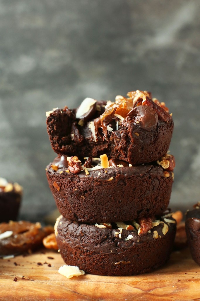 It's time for another chocolaty FAN FAVORITE recipe: TURTLE BROWNIES! 🍫🤤 Rich, fudgy, chocolate- and pecan-studded brownies swirled with date caramel. Vegan, gluten-free &amp; made with BLACK BEANS (shhh 🤫, no one will know)! Tap the link for the recipe: l8r.it/Tosi