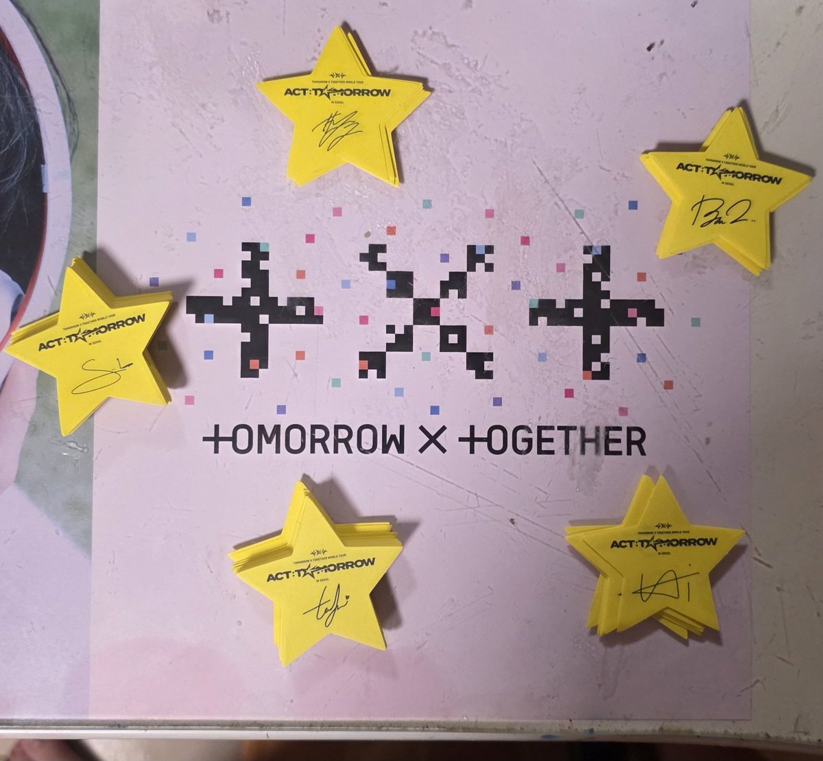 TXT_yjun913's tweet photo. 수빈 45개
연준 6개
범규 15개
태현 30개
휴닝카이 9개

빈부격차가 많이 크네.....ㅋㅋ https://t.co/FVXBUQtsBm