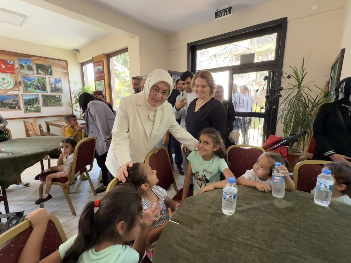 MelihaAkyol77's tweet photo. 🇹🇷 Türkiye Yüzyılı Buluşmaları – Gemlik

“Türkiye Yüzyılı Buluşmaları” kapsamında; Bursa Milletvekilimiz, Genel Merkez Kadın Kolları Çevre, Şehir ve Kültür Başkanımız Emel Gözükara Durmaz, İlçe Başkanımız Mehmet Taşar ve teşkilatımızla birlikte Gemlik’te bir dizi program gerçekleştirdik.

✅ AK Parti Gemlik İlçe Başkanlığımızı,
✅ Gemlik Kaymakamı’nı,
✅ Gemlik Ticaret Odası’nı,
✅ Giresunlular Derneği’ni,
✅ İlçe Milli Eğitim Müdürlüğümüzü ziyaret ettik.
✅ Ayrıca Güngör Zeytincilik Fabrikası’nda kadın emekçilerimizle bir araya geldik.

Gemlik’te bizleri samimi ve içtenlikle  karşılayan kıymetli vatandaşlarımıza misafirperverlikleri için gönülden teşekkür ediyorum.

@abuyukgumus 
@Akparti 
@EmelGozukara_D