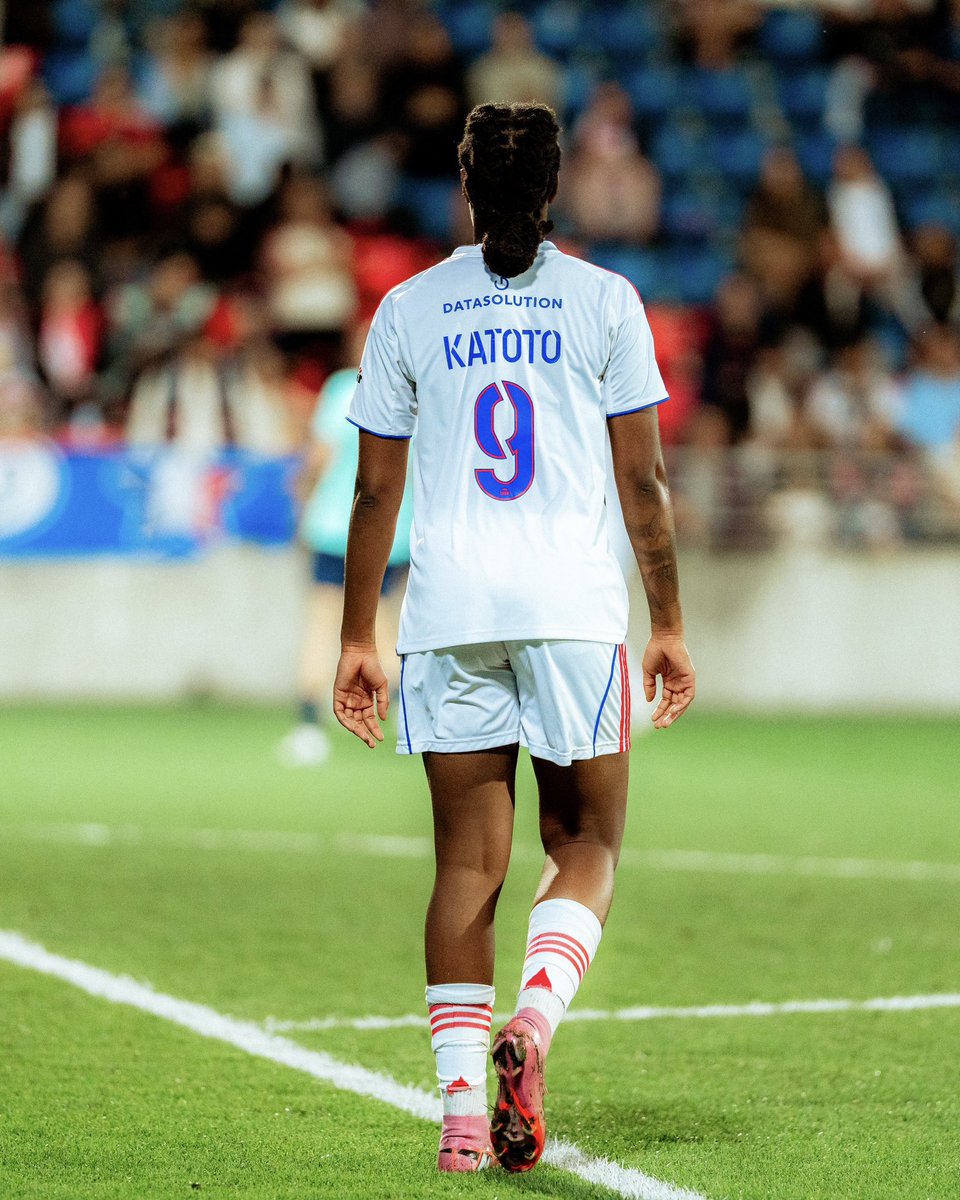 Les premières minutes de <a href="/MarieKatoto/">Marie-Antoinette</a>. 🔴🔵