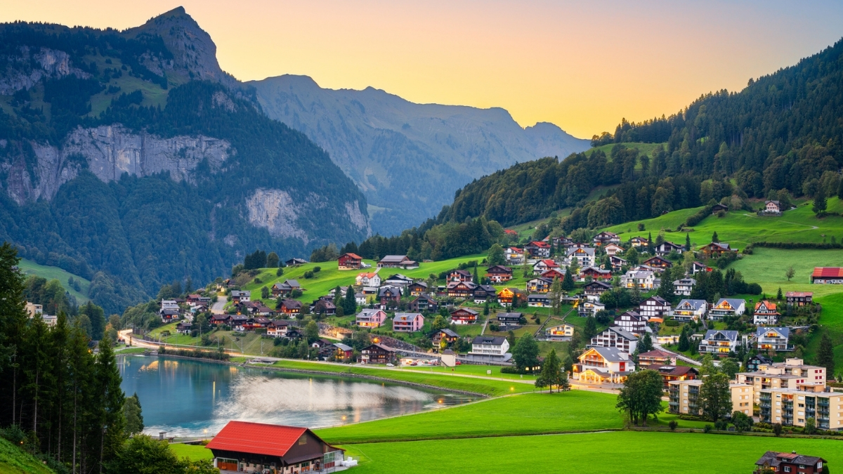 Adımınızı attığınız ilk andan itibaren görkemli dağların, berrak göllerin ve tarihi şehirlerin büyüsüyle sizi kucaklayan İsviçre, her köşesinde yeni bir serüvene çağırıyor.  tmd.yt/4zcoh