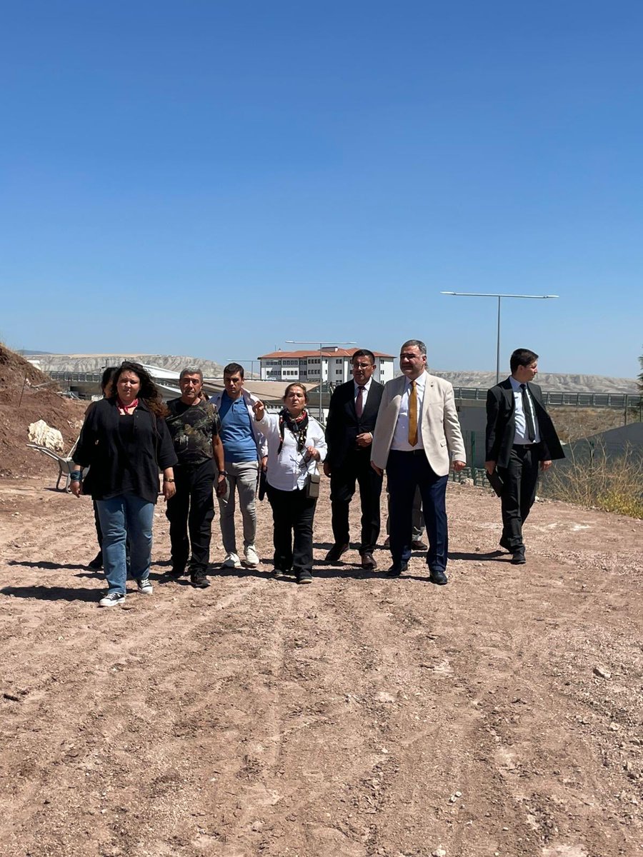 Çankırı Karatekin Üniversitesi Rektörü Sayın Prof. Dr. Mevlüt Karataş, rektör Yardımcısı Sayın M. Nuri Öner ve ekibi Çorakyerler kazı alanımızı ve ekibimizi ziyaret ederek bilgi alışverişinde bulundular. Nazik ziyaretlerinden dolayı Sayın Rektörümüz ve ekibine çok teşekkür ederiz