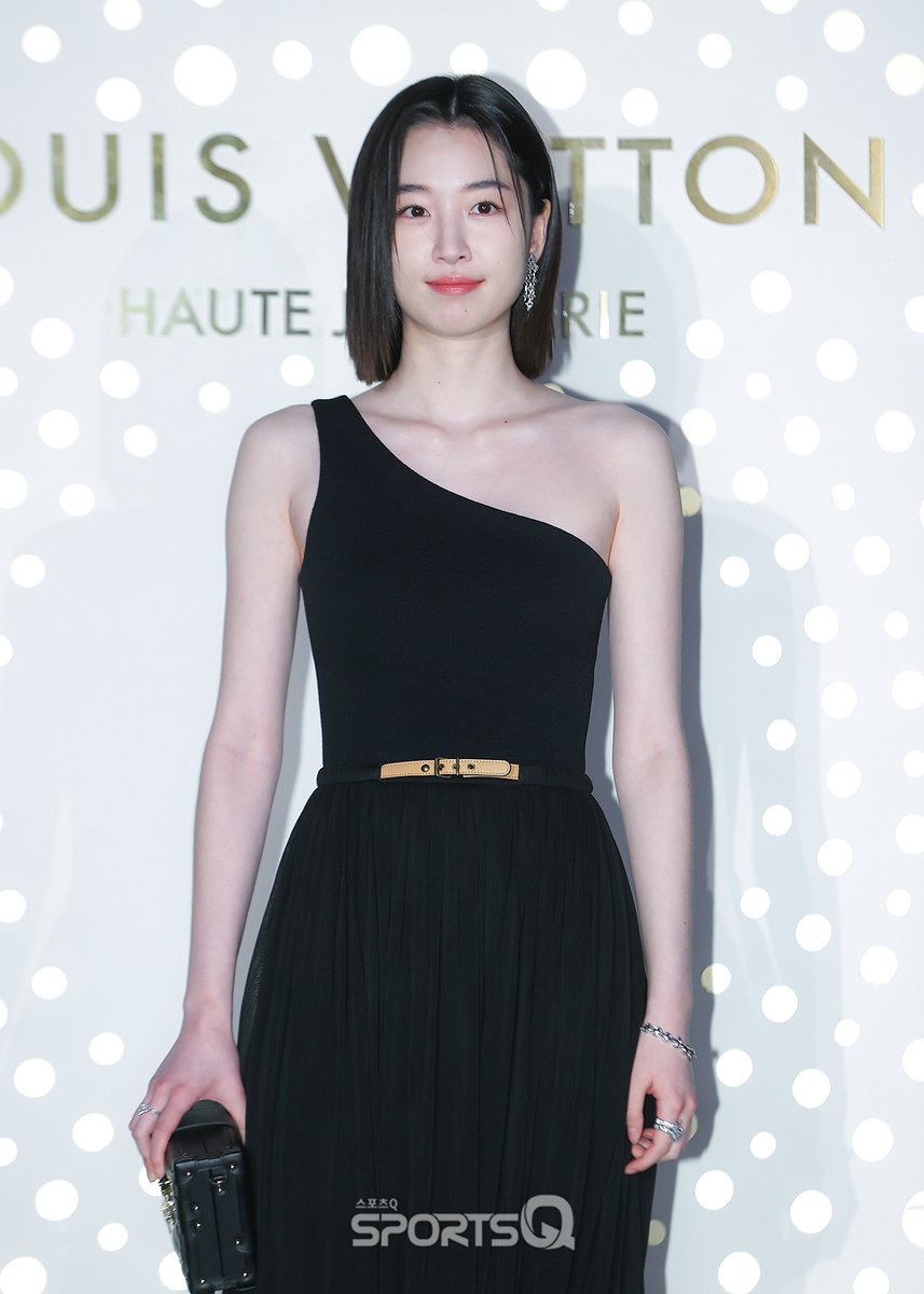 sportsqnews's tweet photo. [#포토Q] ‘원지안’ 루이 비통 포토콜

📌https://t.co/Uj5tCl2UUn

#원지안 #WonJian
#LouisVuitton #루이비통 https://t.co/qTpIUZLsFE