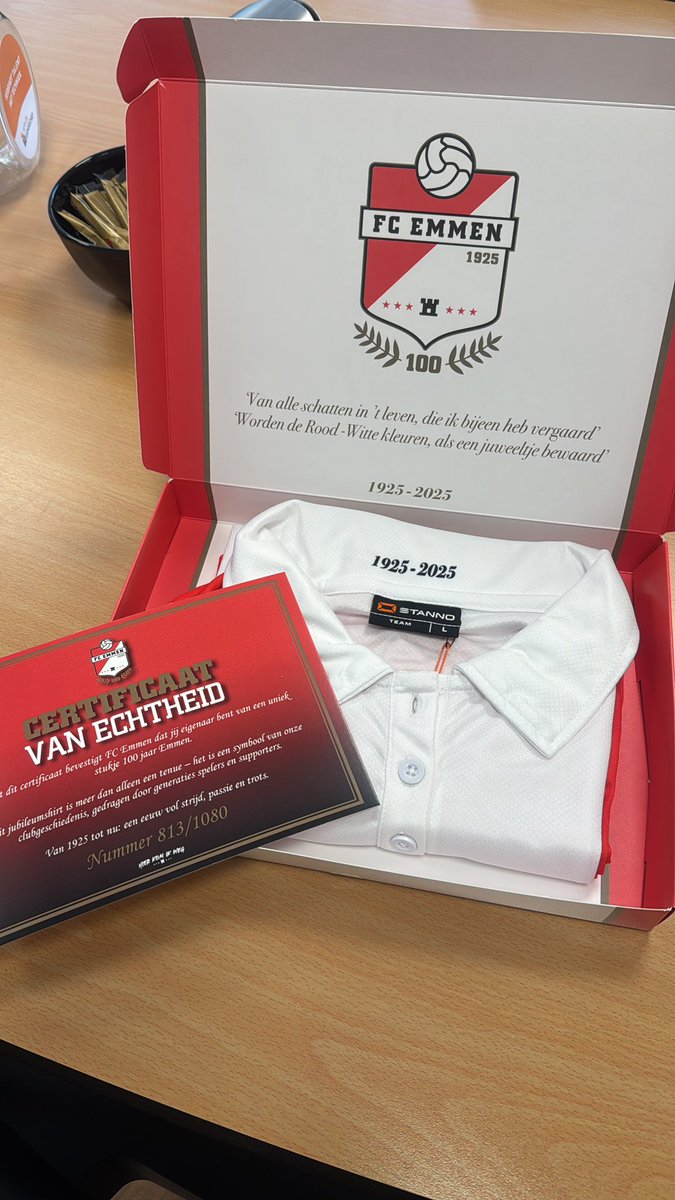 Alle credits aan <a href="/FC_Emmen/">FC Emmen</a>. Het jubileum shirt is prachtig, maar ook de inhoud van het pakket is geweldig! ❤️⚪️❤️ #fcemmen #100jaarFCEmmen