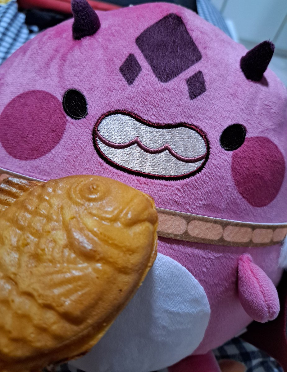 Got taiyaki... I fed it to Sorawrity as well 🐟🩷