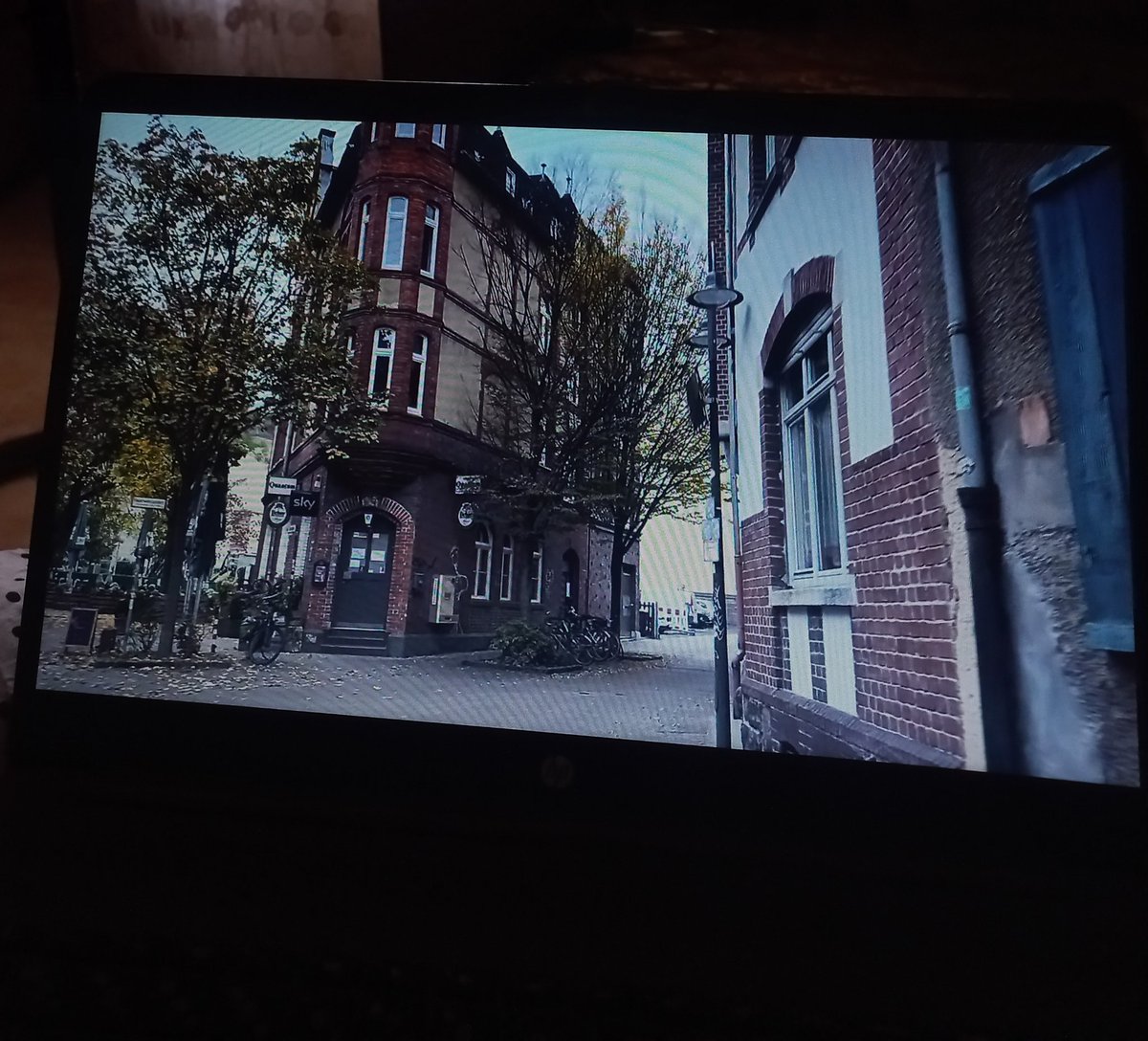 بتفرج علي vlogs بنت لبنانيه اسمها ليا سافرت المانيا تدرس وبتصور اماكن كتير وشوارع وأجواء تحفه بجد كل مره بتفرج عليها عيني بتبقا كدا😍😍😍😍😍 اللي هو دوري امتي بقا 
يارب يا واسع يا وهاب هب لي