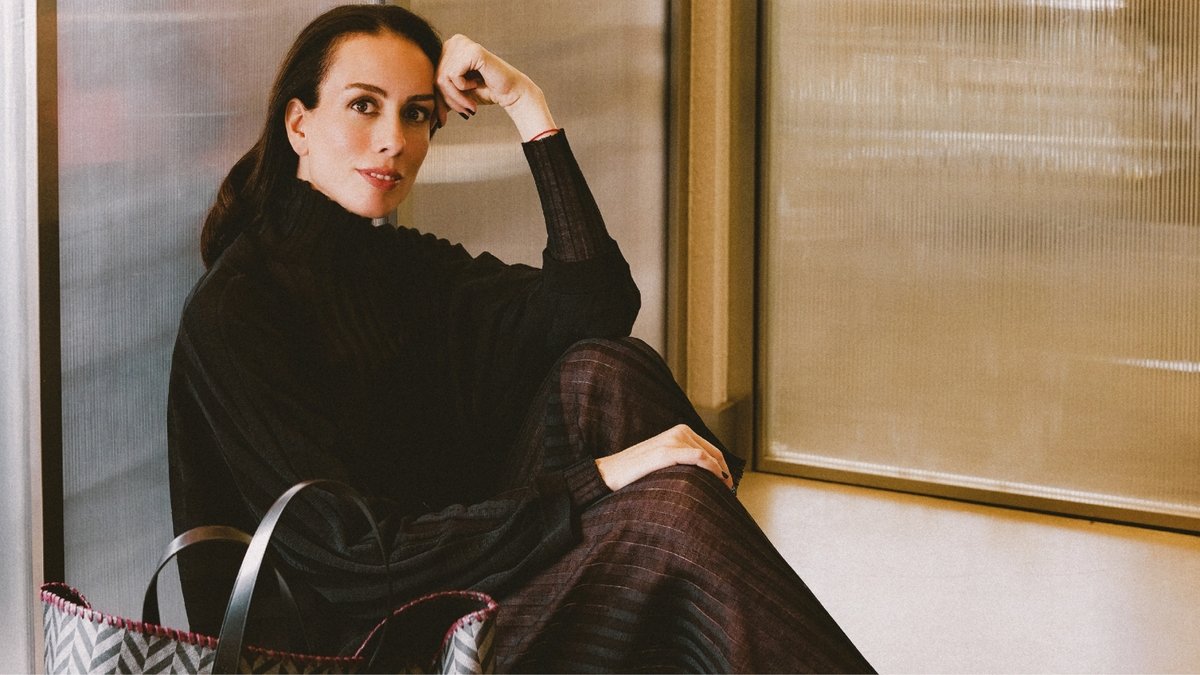 "Her tanıştığım insan, bana bambaşka bir tasarımın kapısını aralıyor. Her çanta, benim için yeni bir kadın ve onun hikâyesi demek.” Serra Türker Bayır, tasarıma ve üretmeye olan tutkusunu bu sözlerle anlatıyor gözlerinin içi parlayarak. tmd.yt/fk1uj