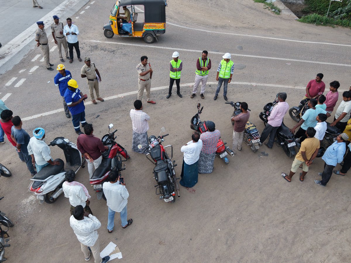 Bapatla District Police,  under the guidance of Superintendent of Police Sri Tushar Dudi, IPS,  j  panguluru SI along with NH 16 Highway authorities, conducted road  safety, helmet awareness campaign at alavalapadu cross road of j  panguluru PS.
<a href="/APPOLICE100/">Andhra Pradesh Police</a>