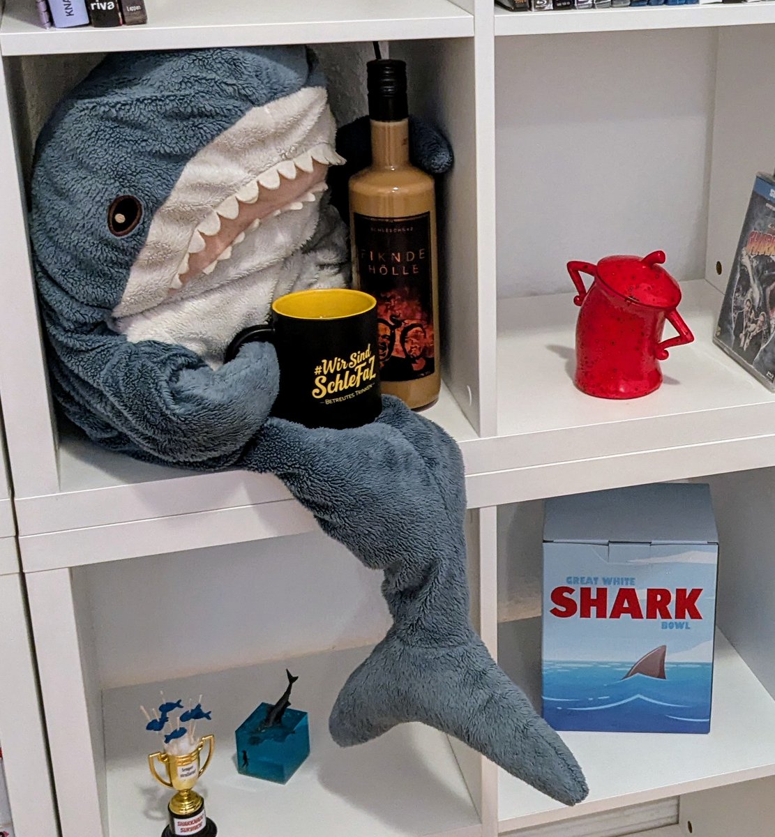 Fiknde Hölle. Endlich Nachschub. 

🍸 Hier auftanken: 🍸
schleschnaz.shop

#SchleSchnaZ #Bruce #Jaws #DerWeißeHai #BLÅHAJ #SchleFaZ #WirSindSchleFaZ