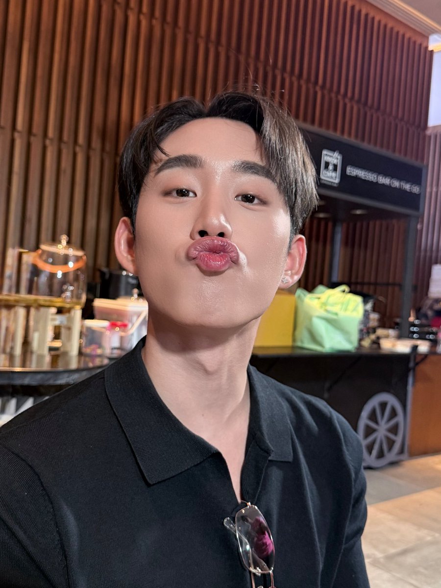 โปรดมองข้ามรอยเเว่นตาไป🕶️
#MeAndTheeSeriesQ10
#est_rvp