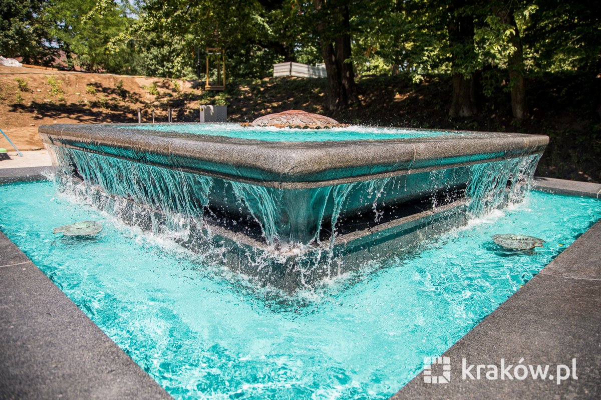 krakow_pl's tweet image. #Krakow #NowaFontanna #fontanna #konsultacje #KonsultacjeFontanna
8 września rozpoczną się konsultacje w sprawie nowej fontanny ⛲⛲⛲na Rynku Głównym!
Zarząd Infrastruktury Wodnej w Krakowie będzie zbierał opinie związane m.in. z kolorystyką wodotrysku, jego