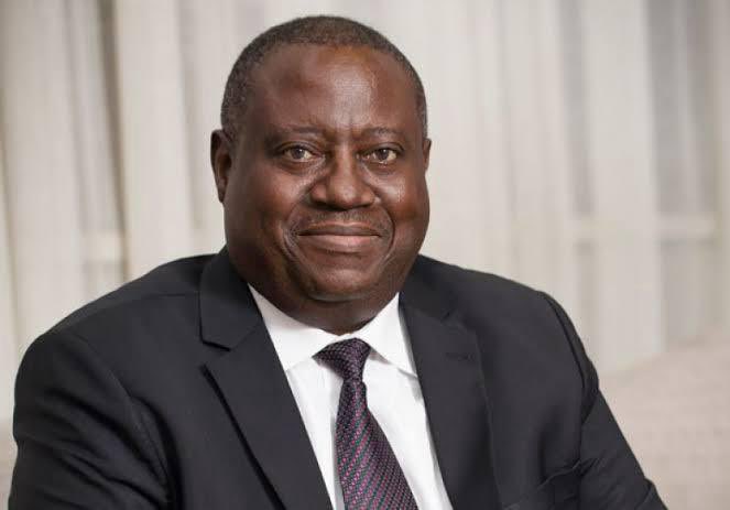 Le scandale est immense et m’invite au débat, j’y suis désormais et j’y reste.
Au procès Kabila , on réclame 24 milliards de dollars pour trahison, mais soudain il devient espion ayant usurpé la nationalité congolaise. Curieux paradoxe : Comment trahir un pays dont on ne serait