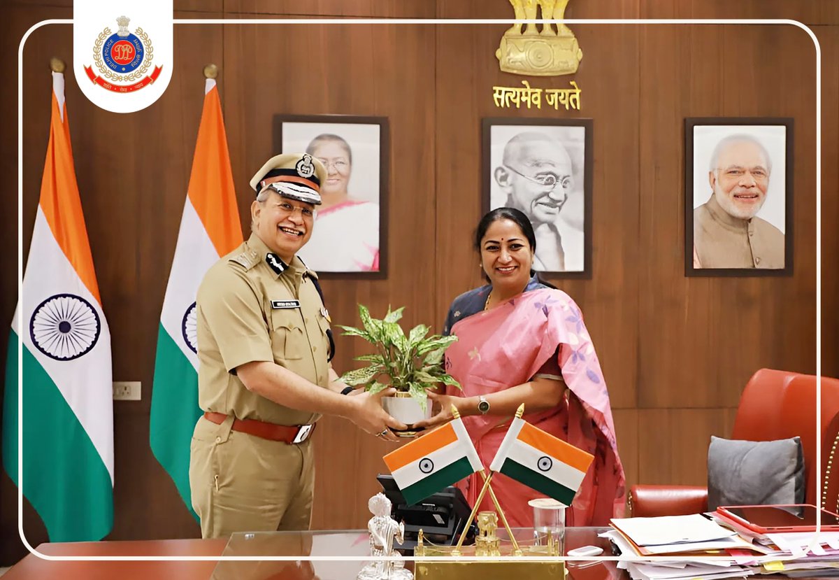 Delhi Police (@delhipolice) on Twitter photo рджрд┐рд▓реНрд▓реА рдкреБрд▓рд┐рд╕ рдЖрдпреБрдХреНрдд рдХрд╛ рдХрд╛рд░реНрдпрднрд╛рд░ рд╕рдВрднрд╛рд▓рдиреЗ рдХреЗ рдЙрдкрд░рд╛рдВрдд рд╢реНрд░реА рд╕рддреАрд╢ рдЧреЛрд▓рдЪрд╛ рдЬреА рдиреЗ рдЖрдЬ рджрд┐рд▓реНрд▓реА рдХреА рдорд╛рдирдиреАрдп рдореБрдЦреНрдпрдордВрддреНрд░реА рд╢реНрд░реАрдорддреА <a href="/gupta_rekha/">Rekha Gupta</a> рдЬреА рд╕реЗ рд╢рд┐рд╖реНрдЯрд╛рдЪрд╛рд░ рднреЗрдВрдЯ рдХреАред
<a href="/CMODelhi/">CMO Delhi</a>
#DPUpdates рджрд┐рд▓реНрд▓реА рдкреБрд▓рд┐рд╕ рдЖрдпреБрдХреНрдд рдХрд╛ рдХрд╛рд░реНрдпрднрд╛рд░ рд╕рдВрднрд╛рд▓рдиреЗ рдХреЗ рдЙрдкрд░рд╛рдВрдд рд╢реНрд░реА рд╕рддреАрд╢ рдЧреЛрд▓рдЪрд╛ рдЬреА рдиреЗ рдЖрдЬ рджрд┐рд▓реНрд▓реА рдХреА рдорд╛рдирдиреАрдп рдореБрдЦреНрдпрдордВрддреНрд░реА рд╢реНрд░реАрдорддреА <a href="/gupta_rekha/">Rekha Gupta</a> рдЬреА рд╕реЗ рд╢рд┐рд╖реНрдЯрд╛рдЪрд╛рд░ рднреЗрдВрдЯ рдХреАред
<a href="/CMODelhi/">CMO Delhi</a>
#DPUpdates