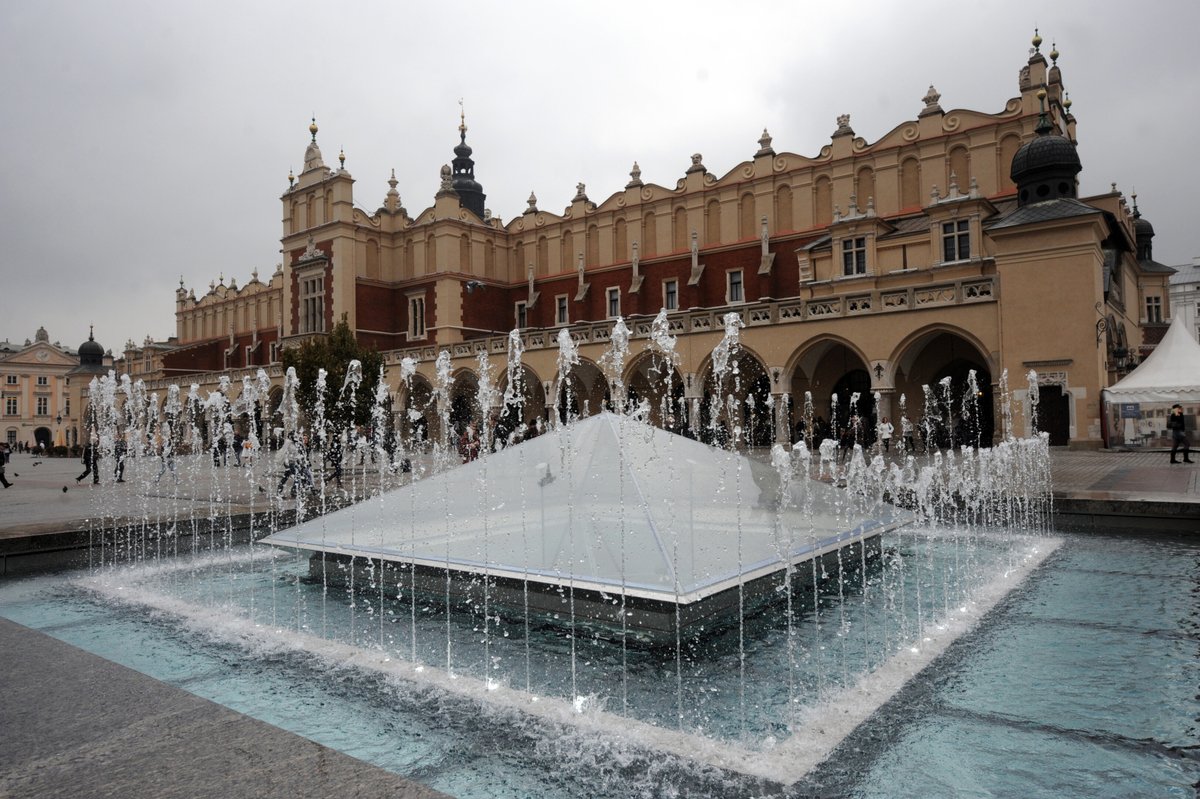 krakow_pl's tweet image. #Krakow #NowaFontanna #fontanna #konsultacje #KonsultacjeFontanna
8 września rozpoczną się konsultacje w sprawie nowej fontanny ⛲⛲⛲na Rynku Głównym!
Zarząd Infrastruktury Wodnej w Krakowie będzie zbierał opinie związane m.in. z kolorystyką wodotrysku, jego