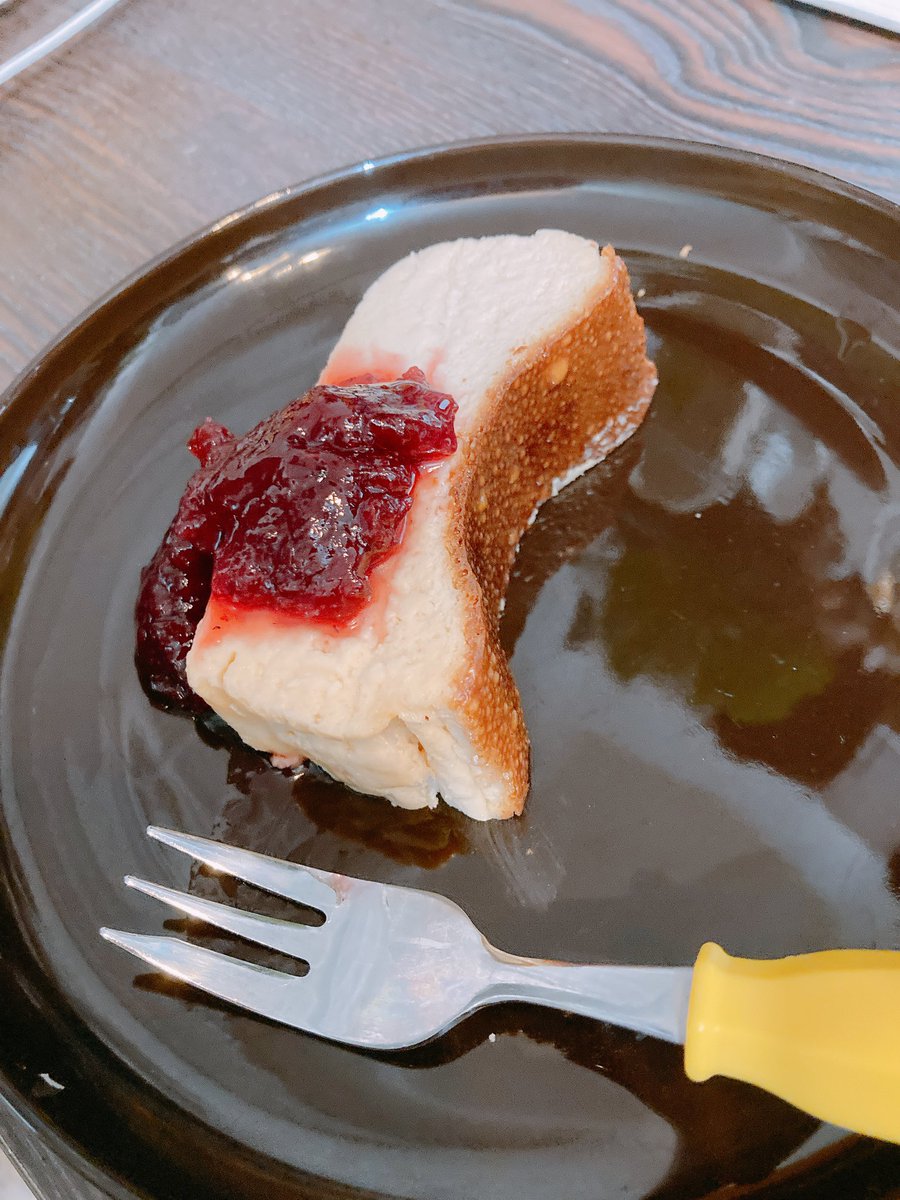 バスチー作ったリンゴンベリージャムと食べる🧀