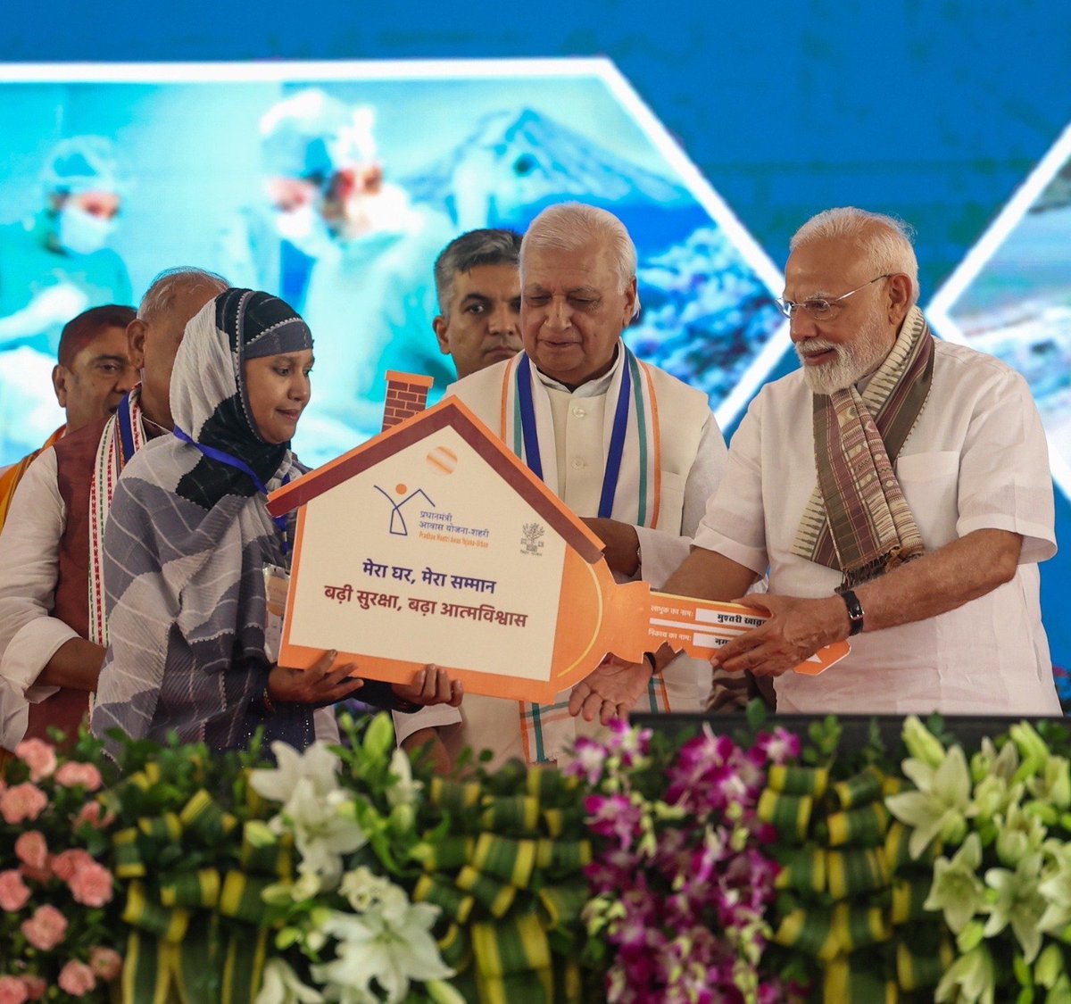 narendramodi's tweet photo. पक्के घर की खुशी क्या होती है, वो आज गया जी में भी देखने को मिली! https://t.co/kjdEZHHSmx