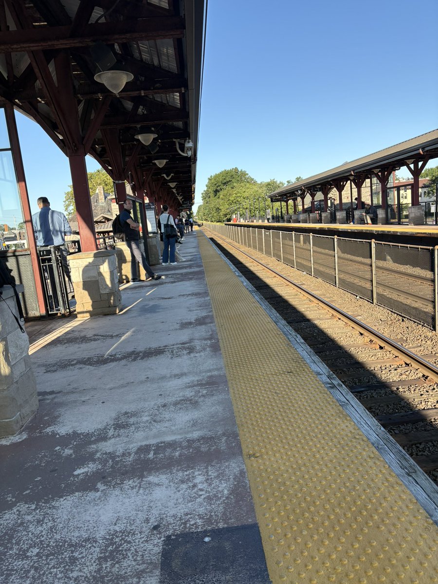 The old “train is 45 min delayed on a Friday” gimmick. #njt <a href="/NJTRANSIT/">NJ TRANSIT</a> #dobetter