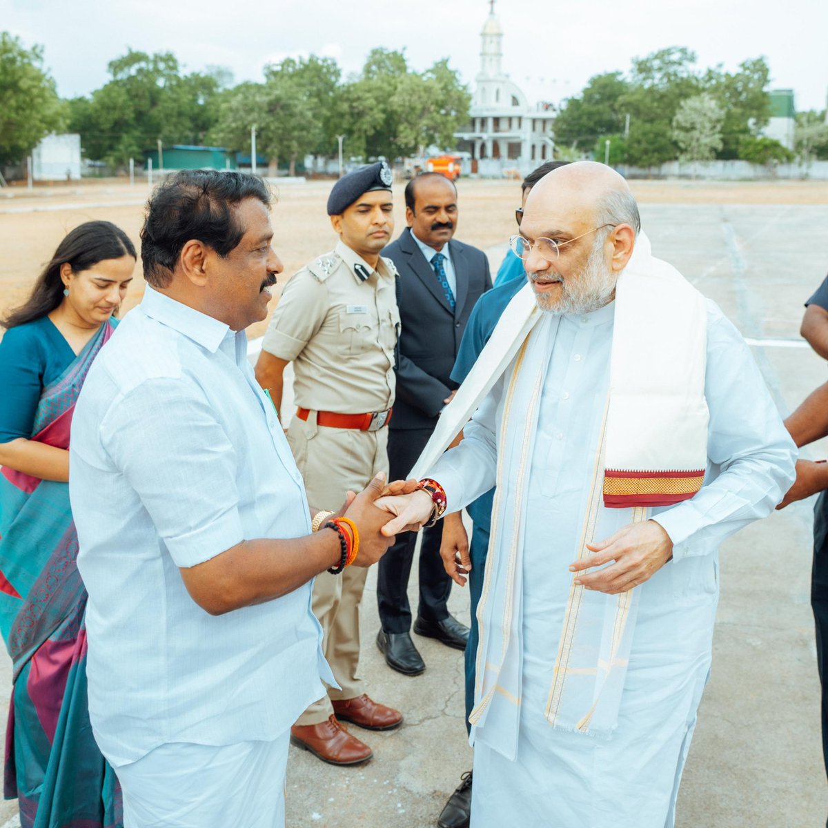 Nainar Nagenthiran (@nainarbjp) on Twitter photo இன்று, பாரதிய ஜனதாவின் பூத் கமிட்டியை வலிமைப்படுத்தும் விதமாக, வீரம் செறிந்த திருநெல்வேலி மண்ணில் வெற்றித் தடம் பதித்த நமது தீரமிகு உள்துறை அமைச்சர் திரு. அமித் ஷா அவர்களை வரவேற்று மகிழ்ந்தேன். இன்று, பாரதிய ஜனதாவின் பூத் கமிட்டியை வலிமைப்படுத்தும் விதமாக, வீரம் செறிந்த திருநெல்வேலி மண்ணில் வெற்றித் தடம் பதித்த நமது தீரமிகு உள்துறை அமைச்சர் திரு. அமித் ஷா அவர்களை வரவேற்று மகிழ்ந்தேன்.