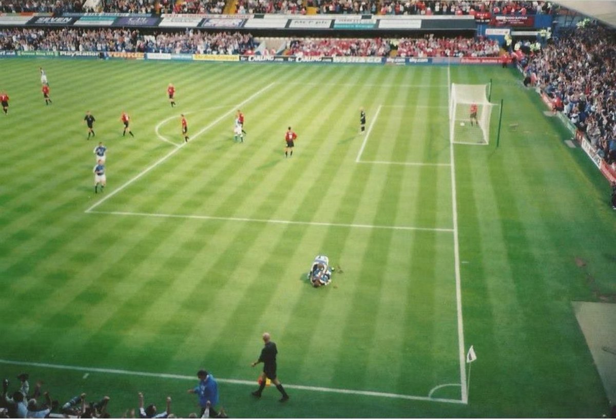 Liz_itfc's tweet photo. @CallMeStat I took this photo of the celebrations, ball still in the net! What a great goal ☺️ https://t.co/v0egrxsMtC