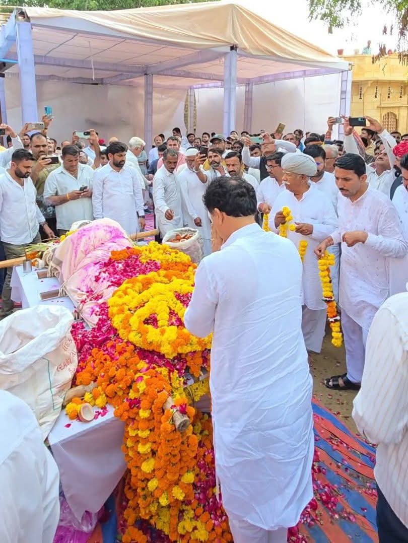 KailashBaytu's tweet photo. आज मोहनगढ़, जैसलमेर में बाड़मेर–जैसलमेर के पूर्व सांसद श्री कर्नल सोनाराम चौधरी जी की अंतिम यात्रा में शामिल होकर उन्हें पुष्पांजलि अर्पित की और उन्हें भावभीनी श्रद्धांजल��� दी।

उनकी स्मृति और सेवा भाव हम सभी के लिए प्रेरणास्रोत रहेगा। https://t.co/BDrpDEQ5FU