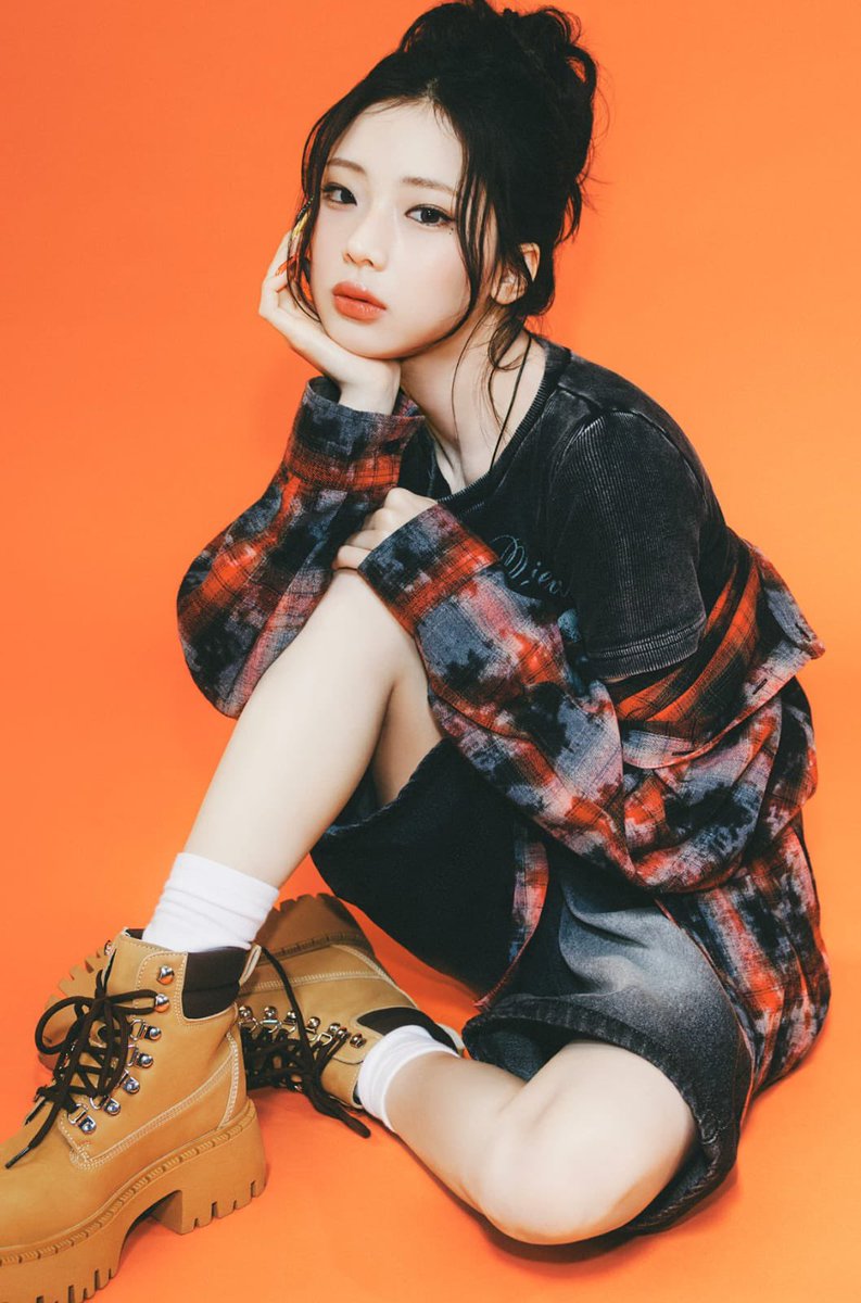 rukawaio's tweet photo. there’s something about orange that makes everything feel alive. I kept my look dark—just a flannel and a butterfly tee—but let the background do the shouting. it’s simple, but it feels like me ˚♥︎̼ ᭄᭡ https://t.co/n12Ty3Bfn1