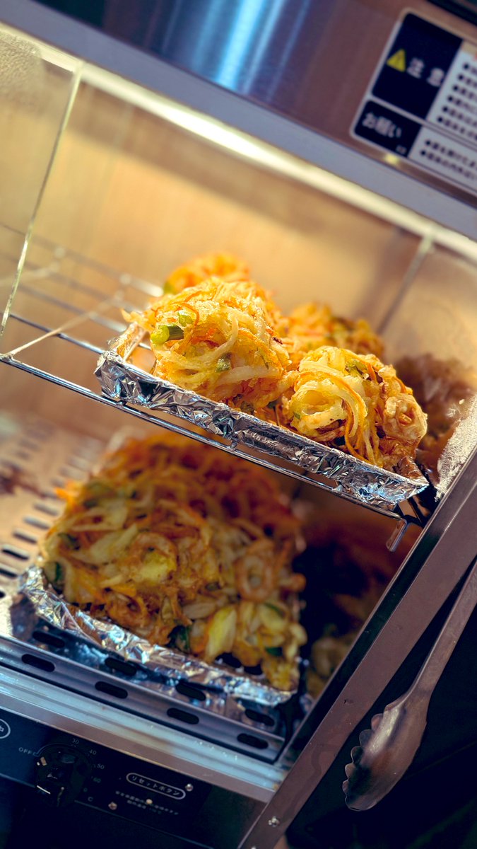 すっかり天ぷら職人になりつつある
今日この頃🍤

野菜の甘みぎゅっと詰まった
サクふわ食感のかき揚げ

女の子でも食べやすい小ぶりサイズから始め、最近は食べ応え抜群の“大きめかき揚げ”に成長中✨

小さいのと大きいのとどっちがお好み？

 #そばったん
 #プラザフェニックス