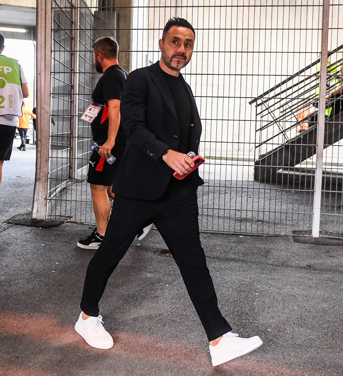 _BeFootball's tweet photo. 🚨 « 𝗝𝗘 𝗡𝗘 𝗗𝗢𝗜𝗦 𝗣𝗔𝗦 𝗠𝗘 𝗣𝗥𝗢𝗦𝗧𝗜𝗧𝗨𝗘𝗥 𝗣𝗢𝗨𝗥 𝗨𝗡 𝗝𝗢𝗨𝗘𝗨𝗥 𝗤𝗨𝗜 𝗡𝗢𝗨𝗦 𝗙𝗔𝗜𝗧 𝗚𝗔𝗚𝗡𝗘𝗥 𝗗𝗘𝗦 𝗠𝗔𝗧𝗖𝗛𝗦. » 😤😤

Roberto De Zerbi 🇮🇹 sur sa relation avec Rabiot 🇫🇷 :

« 𝗜𝗟 𝗬 𝗔 𝟭𝟬 𝗝𝗢𝗨𝗥𝗦, 𝗤𝗨𝗔𝗡𝗗 𝗜𝗟 𝗖𝗛𝗘𝗥𝗖𝗛𝗔𝗜𝗧 𝗨𝗡𝗘 𝗠𝗔𝗜𝗦𝗢𝗡, 𝗝𝗘 𝗟𝗨𝗜 𝗔𝗜 𝗗𝗜𝗧 𝗤𝗨𝗘 𝗝𝗘 𝗟𝗨𝗜 𝗗𝗢𝗡𝗡𝗔𝗜𝗦 𝗠𝗔 𝗠𝗔𝗜𝗦𝗢𝗡 𝗗’𝗔𝗜𝗫-𝗘𝗡-𝗣𝗥𝗢𝗩𝗘𝗡𝗖𝗘.

Je l’ai fait pour Adrien, mais je ne dois pas me prostituer pour un joueur qui nous fait gagner des matchs. Tout le monde doit respecter. »

(CP)