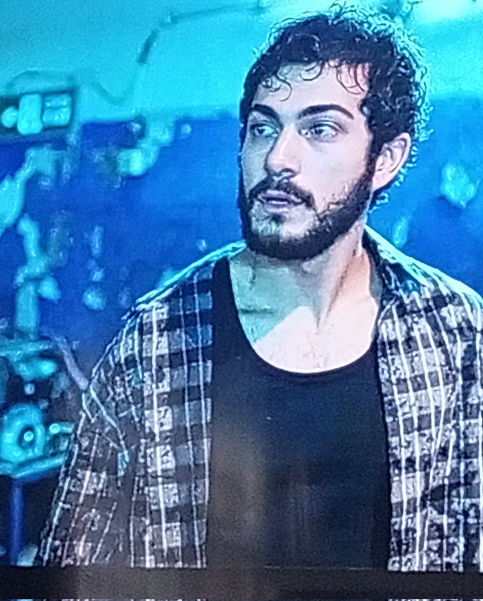 Rahim Can'ın da oyunculuğu baya baya iyidi. Karakteri güzel oynadı Metruk adam dizisini kabul etmeden önce karantina filmini kabul etmişti sonradan #MetrukAdam 'dan teklif gelince bu rolü kabul etti.İyi ki kabul etmiş. Kariyeri açısından önemli bir viraj oldu✨
-
#RahimCanKapkap