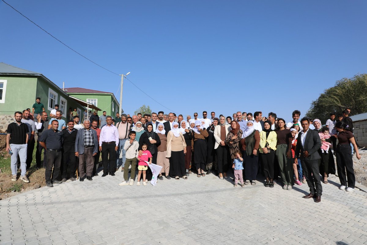 ✨Aşağı Akçagöller (Dercemênt) Mahallesi’nde Halk Buluşması

📍Halk toplantılarımız tüm hızıyla devam ediyor.  
Bugünkü durağımız Yukarı Akçagöller (Dercemênt) Mahallesi oldu.

🔹Eşbaşkanlarımız Sakine Kutpınar ve Ecevit Ceylancı,  
Eşbaşkan Yardımcımız Welat İbrahim Alparslan,