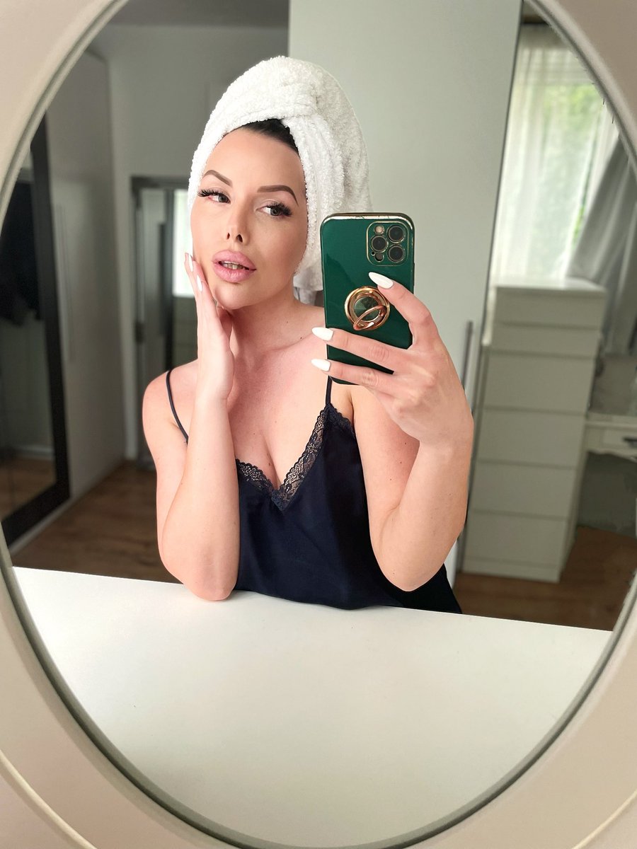 AlyenaXO's tweet image. Freshly out of shower, smelling divine, getting ready to go shopping for My weekend outfits. Reimbursements might be blessed with a picture of what i bought. 
Oh, hows your Friday? Still working? Aw poor little pet