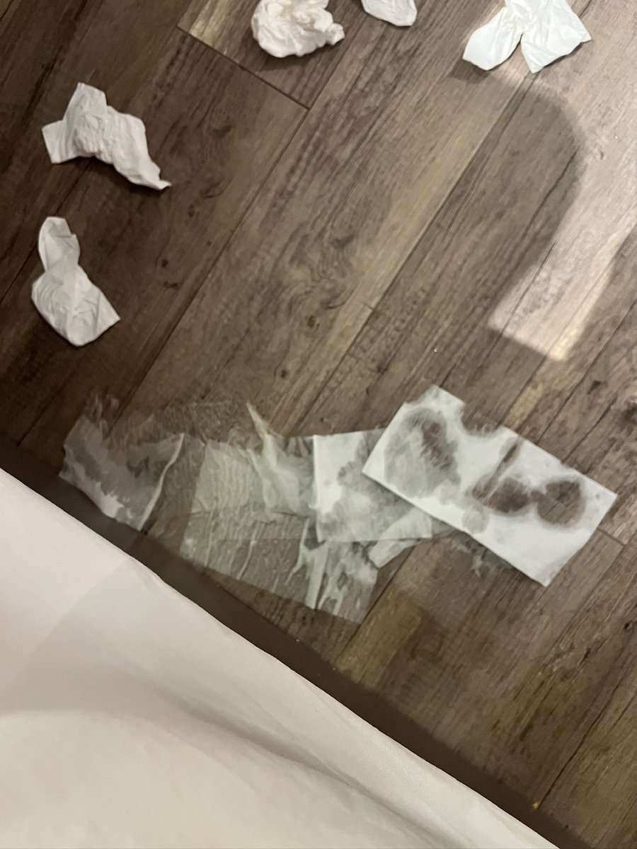 一开始不是说好只是穿上给爸爸看看的吗🥺
怎么突然变成p2那样了
战况太激烈了家人们，情趣内衣简直是女人除了胸、腿意外的第三大魅惑神器，爸爸看到了直呼受不了，扑过来就把衣服撕烂了强上小狗🥺太爽了