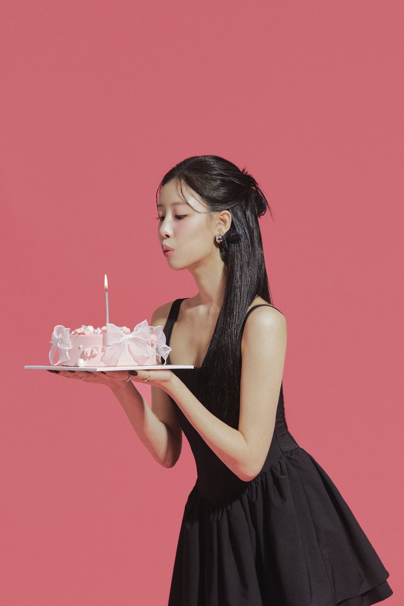 now that we’re on the topic of saena mistreatment again, why didn’t she get a professional birthday photoshoot like aran and sio???? these were all shot on the same day so was the yellow theme for her???? why didn’t they get posted too????