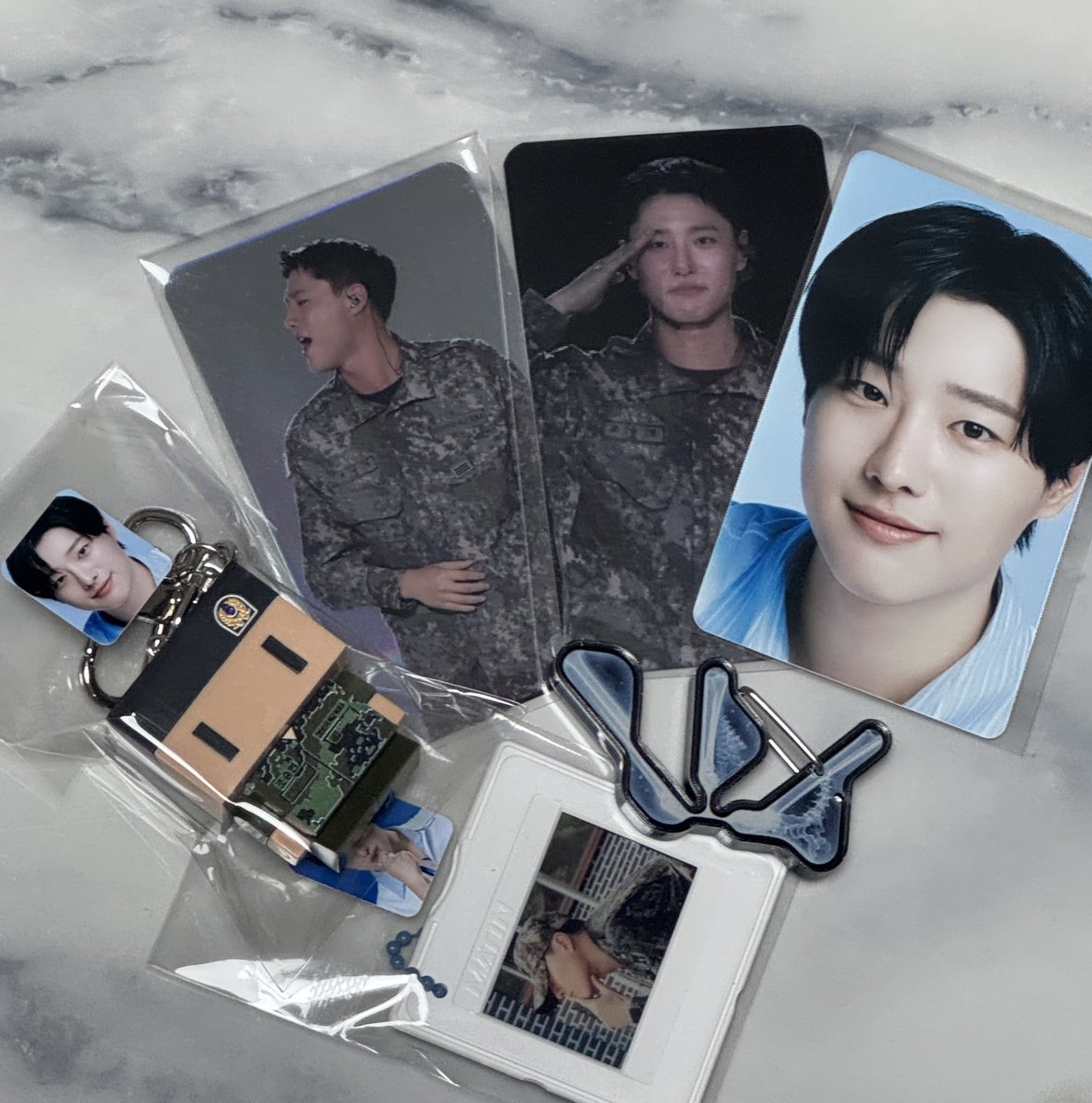 받자마자 너무 예뻐서 놀랐어요 🥹💗 보내주셔서 감사합니다 💙🧡🪽전역 카페도 다시 한번 감사드립니다 🙇🏻‍♀️💞

#Rockstar_WOODZ_is_back
#WelcomeBackWOODZ 🎸