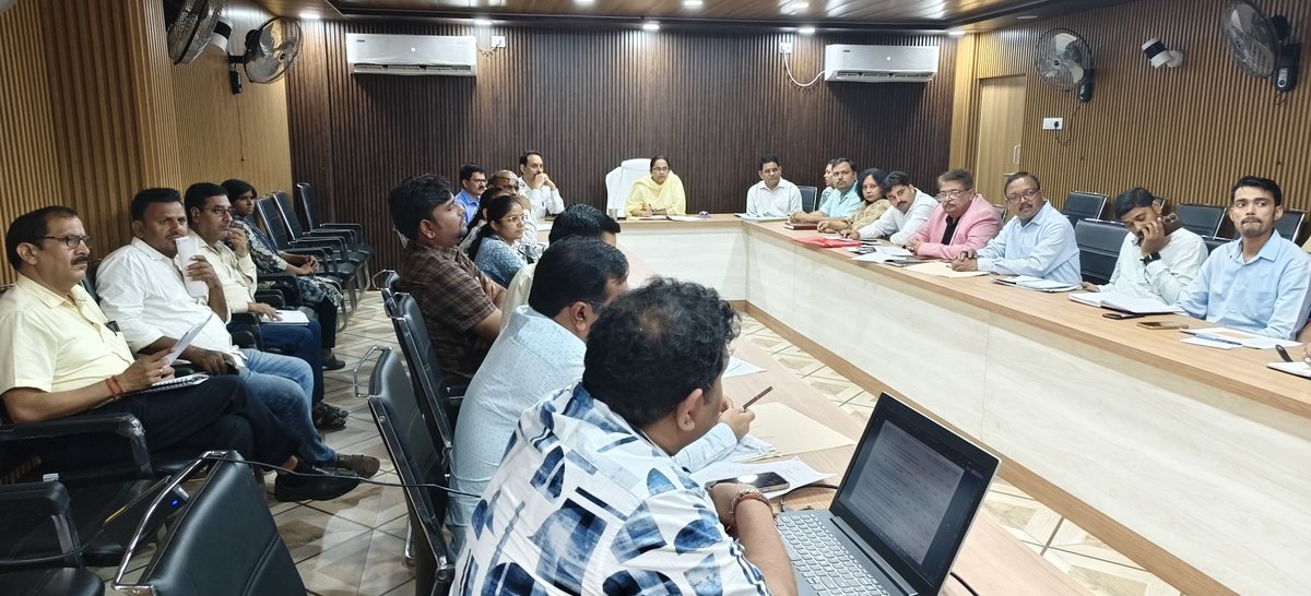 आकांक्षी जिला एवं ब्लॉक विकास कार्यक्रमों के प्रगति के बारे में निर्धारित इंडिकेटर्स की समीक्षा बैठक विकास भवन सभागार #सोनभद्र में  आयोजित की गई। <a href="/DmSonbhadra/">DM/DEO Sonbhadra</a> <a href="/UpRuralDev/">U.P. Rural Development Dep</a> <a href="/CMOfficeUP/">CM Office, GoUP</a>