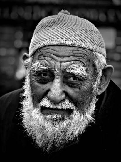 Az önce markette önümdeki Yaşlı Amca birşeyler aldı.Kasiyer kız 2 TL çıkışmadı,yerine sakız versem olur mu Amca dedi.Amca;para verirsen iyi olur kızım,başka param yok  dedi.
Diyeceğim bu kadar.