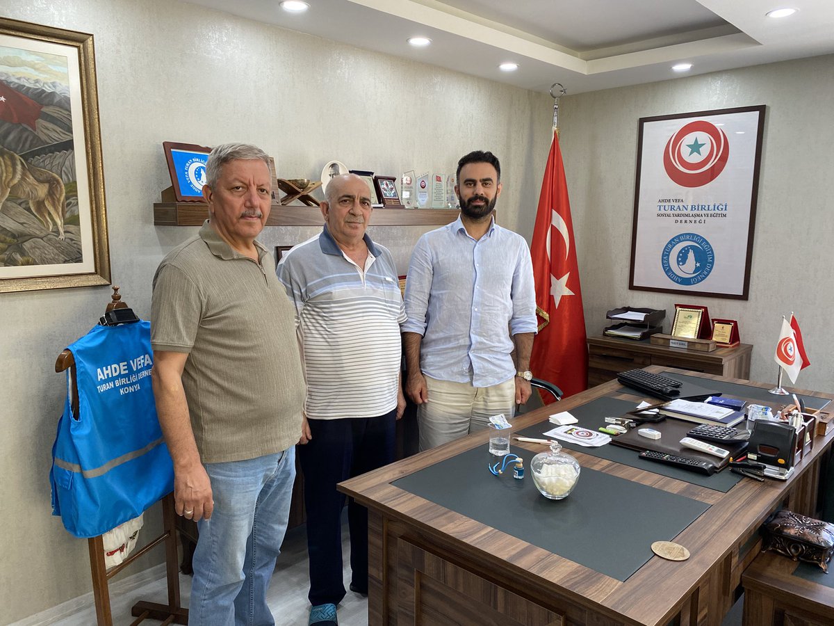 Konya’ya her yolum düştüğünde mutlaka uğradığım yerlerden biri Ahde ve Vefa Turan Birliği Derneği’dir. Burası yalnızca bir dernek değil; aynı zamanda bir baba ocağı ve bir mekteptir. Türkçülük ve Türk dünyasına dair faaliyetleriyle gönülleri bir araya getiren, kültürümüze ve