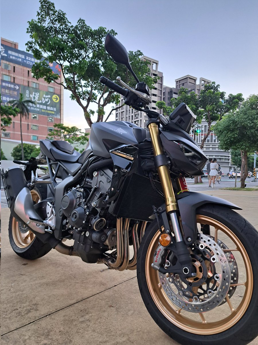 yan_10_11's tweet photo. 新款1000R騎起來跟CB750一樣
感覺很輕盈 操控性也很不錯
但也一樣就是外型差了點ww
#CB1000HornetSP
明天還有試乘活動
希望可以吃到免費ㄉ法式冰淇淋🤤 https://t.co/g7Jb9SyMjh