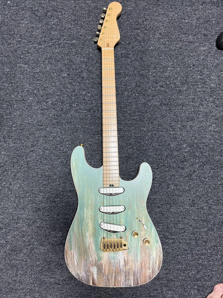 愛機紹介4

OwlMarkStrings Wall

普段あまりお目にかかれない逸品
見た目や仕様に惹かれて愛機の仲間入りをした一本です。

３Sではあるものの、コイルタップでリアとセンターを繋ぎダブル仕様にもできる面白いギターです。

こちらのブランドの特徴の一つ