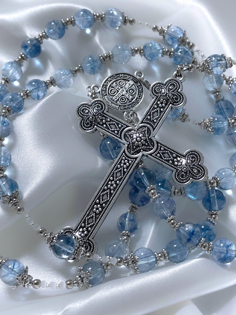 수려한 공방 님께 넣은 나르케 테마 묵주예요//
메인 테마색으로 하얀색과 옅은 물색<이렇게만 말씀 드렸는데 정말 완벽한 결과물이…🥹 실제 5단 묵주로 사용하려고 따로 축복 받으러 갈 예정입니다 ^_^ 🩵🩵