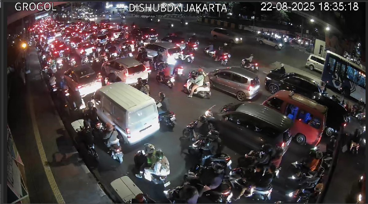 PT_Transjakarta's tweet photo. #INFOTRANSJAKARTA | Koridor 3, 8, 9, Rute 2A, 3F, 3H, 8M, 9A, 9E, S11, JAK04, JAK30, JAK53, JAK54, JAK56 mengalami keterlambatan kedatangan dikarenakan kepadatan lalu lintas di sekitar Grogol. Selalu hati-hati dijalan dan jaga kesehatan ya sahabat tije. #JAKI #PerluTahu #Koridor3 #Koridor8 #Koridor9 #Rute2A #Rute3F #Rute3H #Rute8M #Rute9A #Rute9E #RuteS11 #RuteJAK04 #RuteJAK30 #RuteJAK53 #RuteJAK54 #RuteJAK56