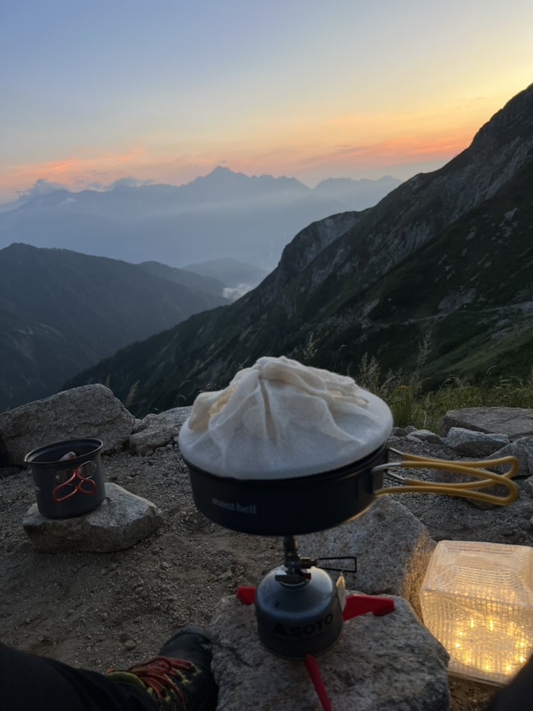 夕暮れ時は剱岳様と五竜岳様の推し山2座をを眺めながら山ご飯という贅沢の極みでした(*´ー｀*)💕
今日の山ご飯、ニンニクスープは大成功！洋風茶碗蒸しは蒸しても固まらなかった😂でも味は美味しい物が出来ました🍲