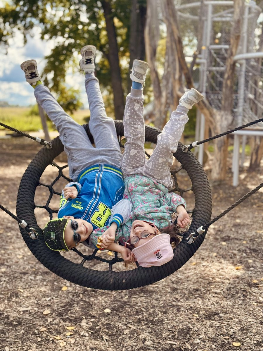 Племяшка вышла на прогулку в одних колготках и в куртке со словами «ну мне же не холодно» 😆 Дедушка собирал и всем норм. Типа не нашли штанов 😹Повела домой, нашла за 3 секунды (я там даже не живу). Насмешили меня конечно сегодня 🙈🙈🙈