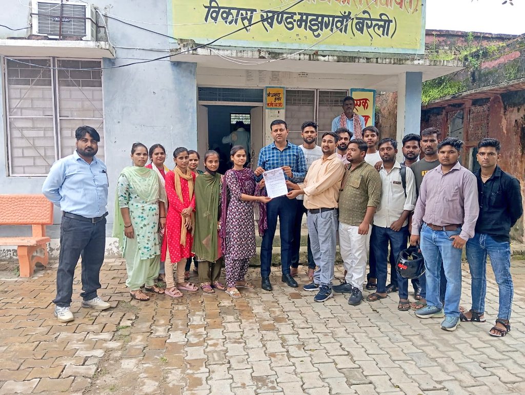 PSU_BLY's tweet photo. जनपद बरेली के विकास खण्ड मझगवां के ब्लॉक स्तरीय कार्यकारणी ने सहायक विकास अधिकारी पंचायत को क्रॉप सर्वे के विरोध में ज्ञापन सौंपा।
@psunionup 
@TheNewspinch 
@uppanchayatiraj https://t.co/bW0KmZtvlm