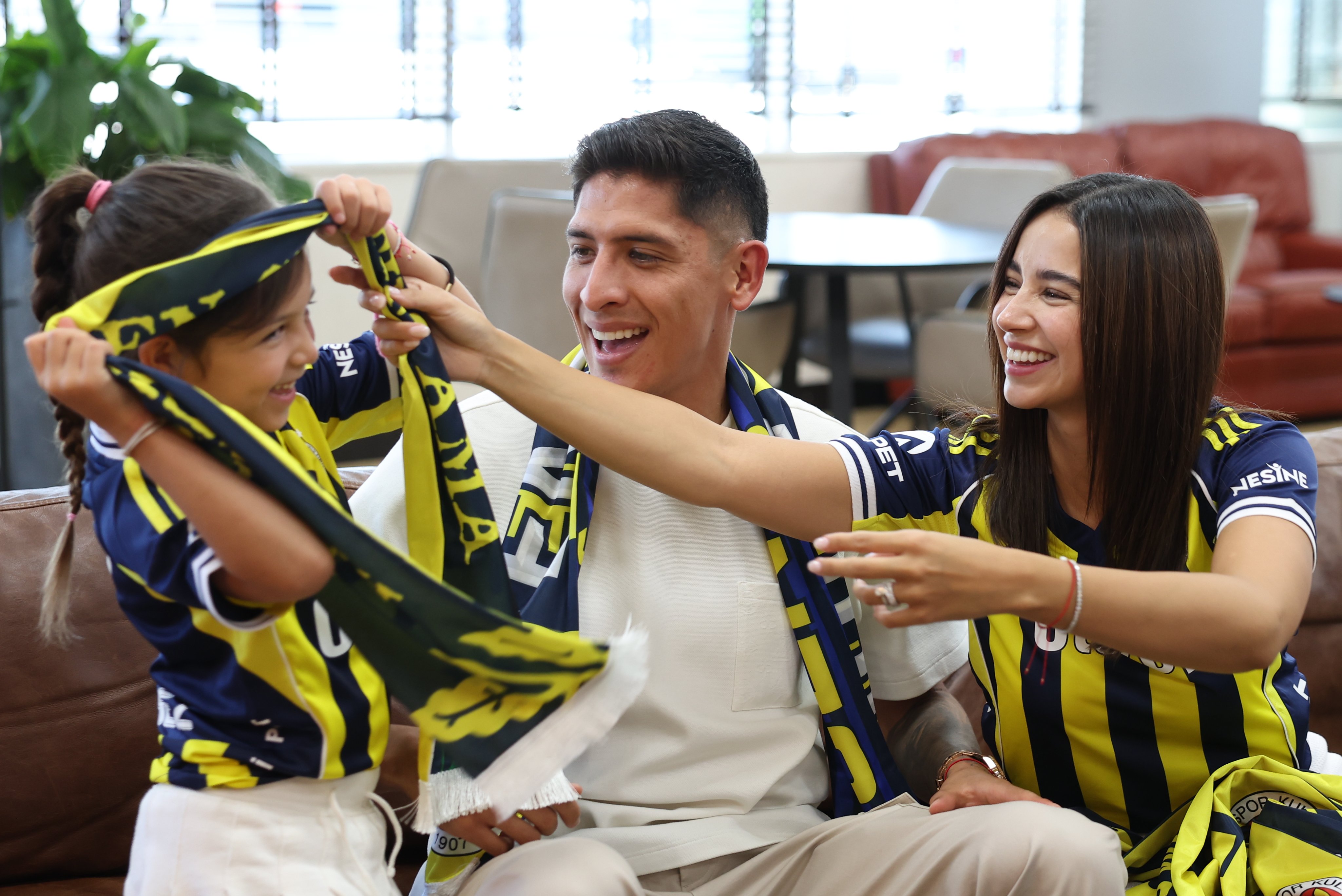 Fenerbahce’s new loan signing Edson Alvarez (C) arrives in Istanbul, Türkiye, with his family, August 22, 2025. (Photo via Fenerbahce)